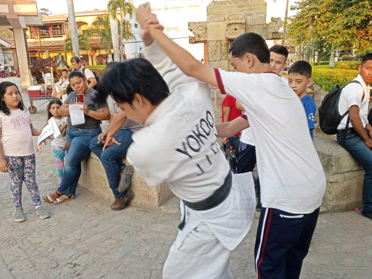 En el parque de Copán Ruinas hubo exhibición de artes marciales donde Koji Yokoo expuso sus dotes como deportista.