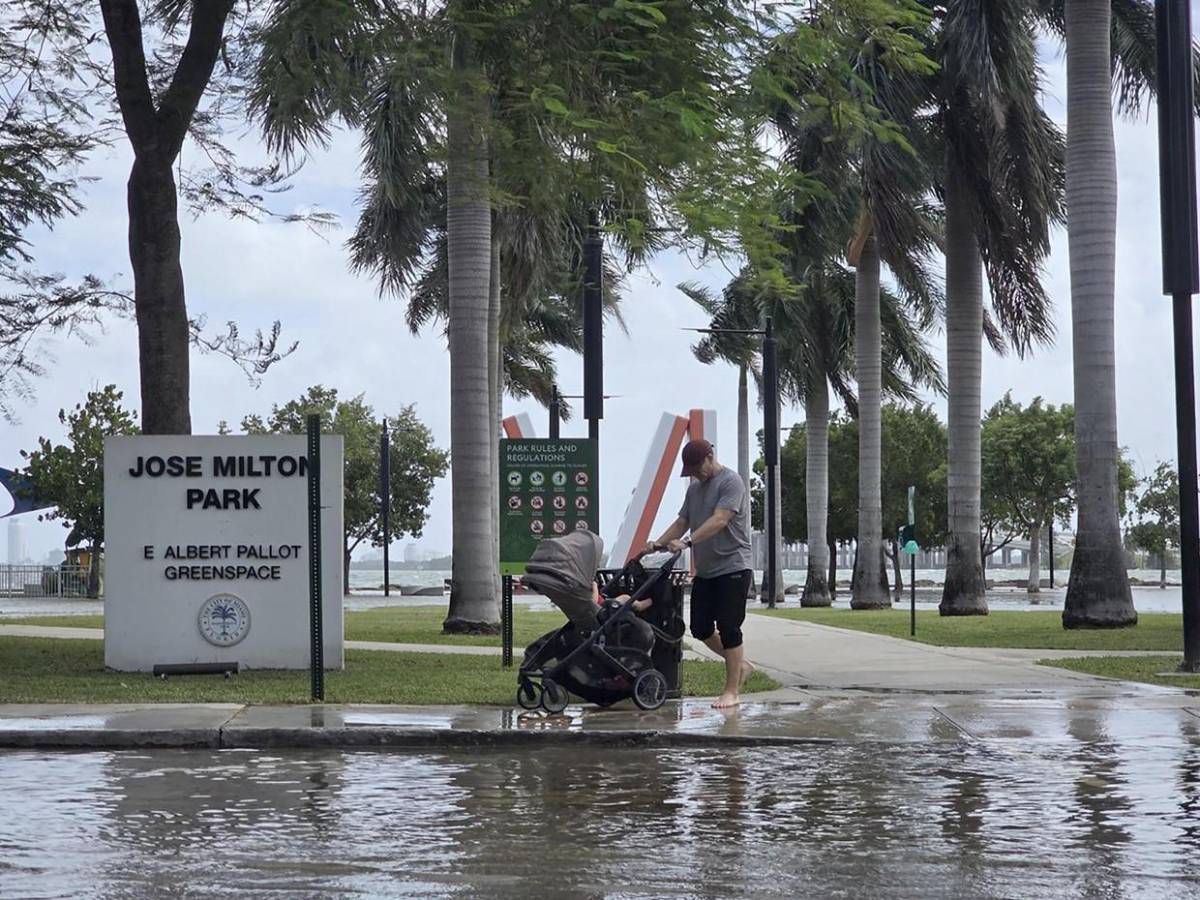 Marea extraordinaria pone en alerta de inundación al sureste de Florida