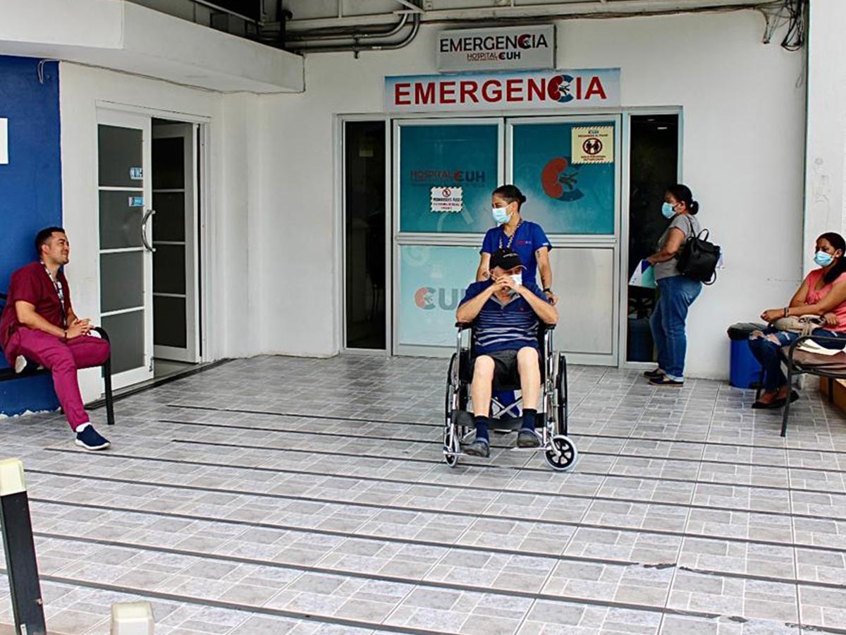 El servicio de emergencia que brinda el hospital CUH, funciona las veinticuatro horas, los siete días de la semana.