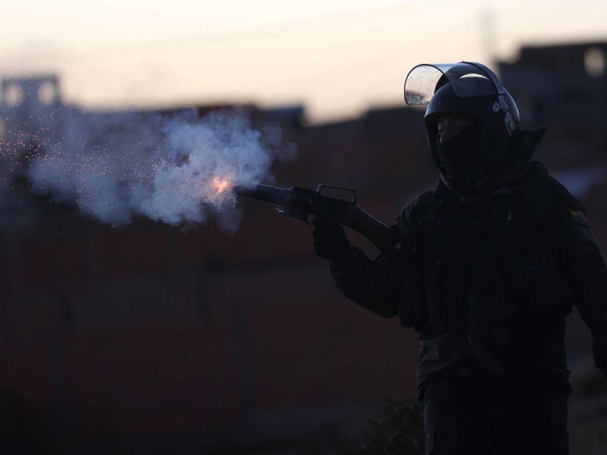 Militares y policías se repliegan tras despejar parcialmente carreteras de Bolivia