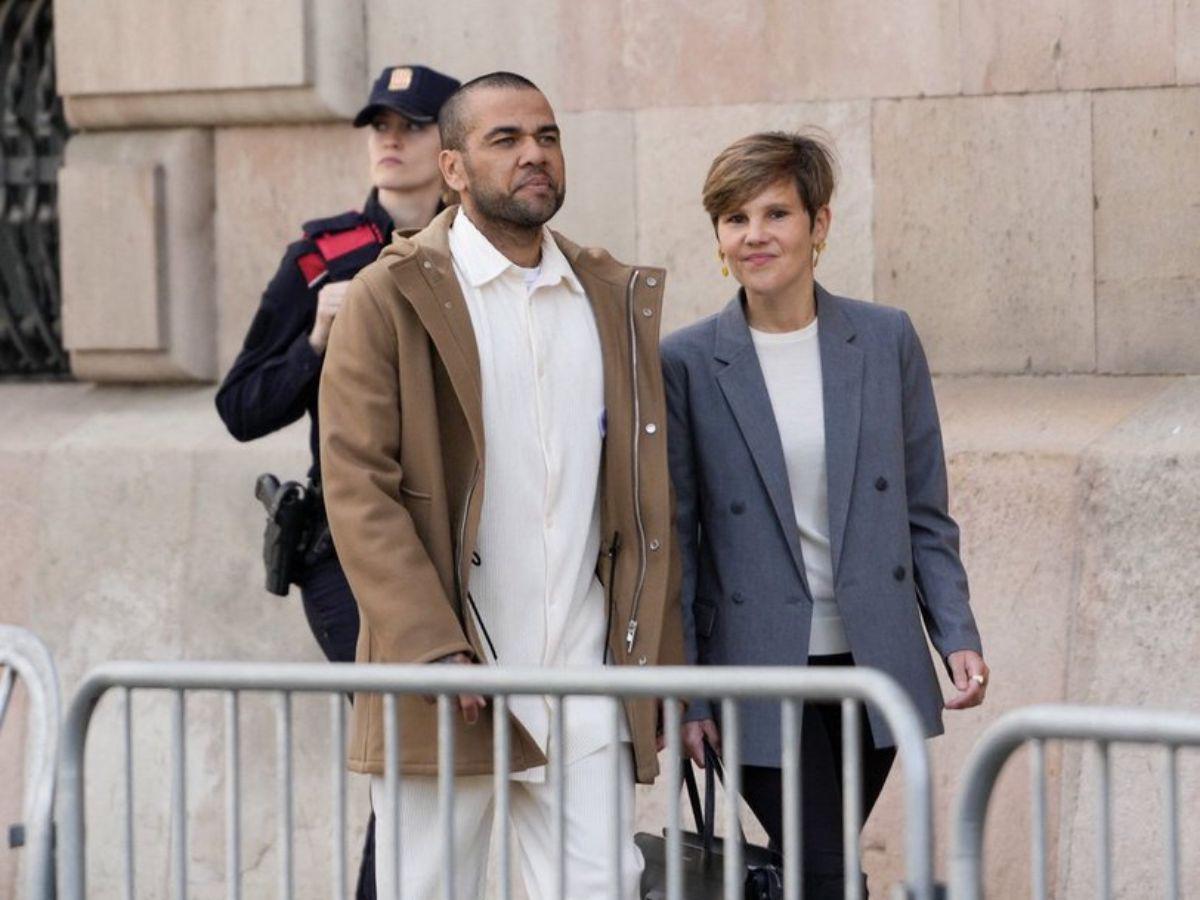 “Tiene mucho dinero para violar ¿No?”, insultan a Dani Alves al salir del juzgado
