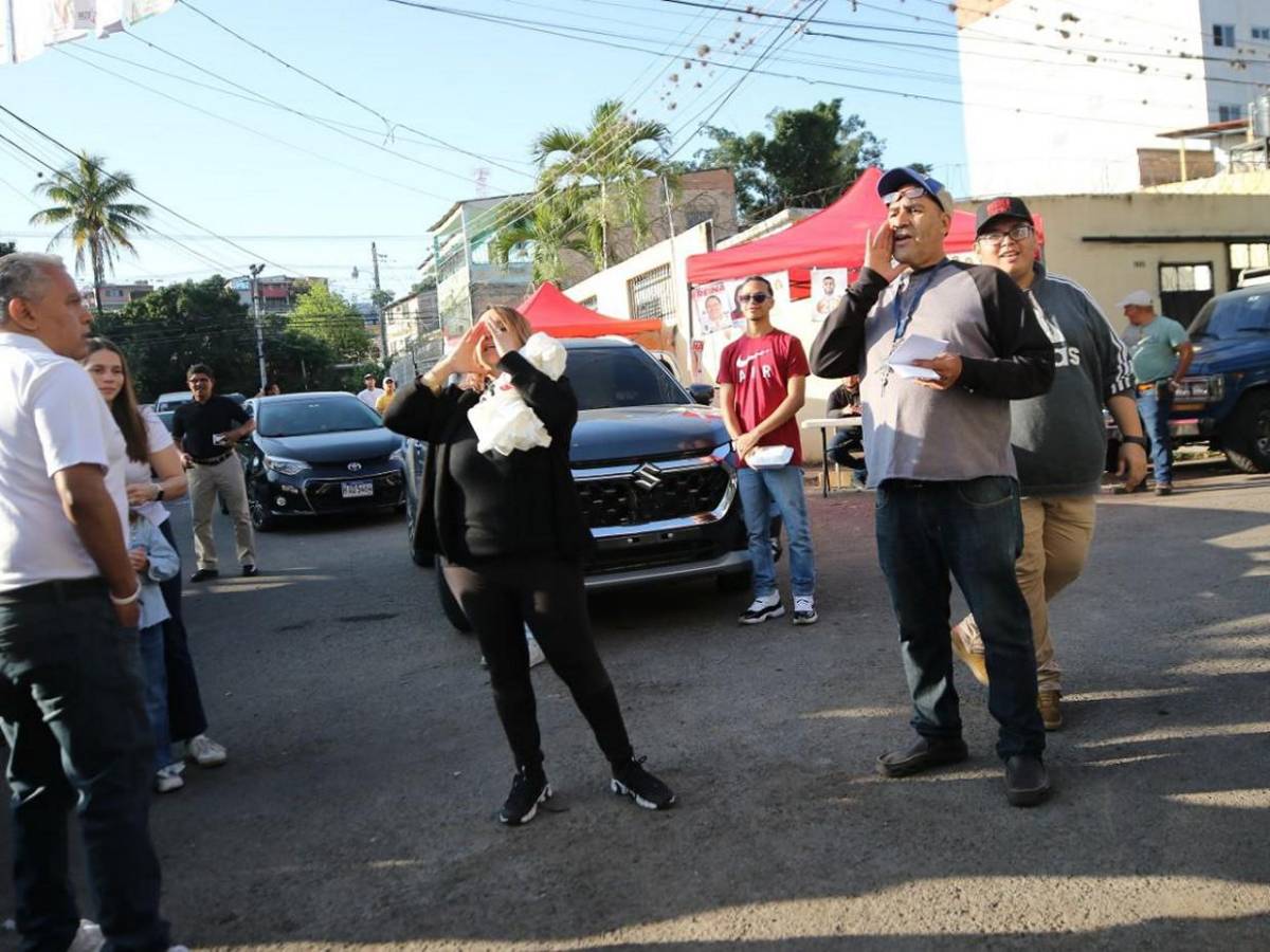 “Llorón traidor” le gritan a Jorge Cálix simpatizantes de Libre en su centro de votación
