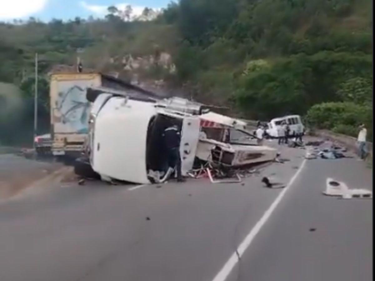 Venían de recoger uniformes: lo que se sabe del accidente de bus de policías que dejó varios muertos