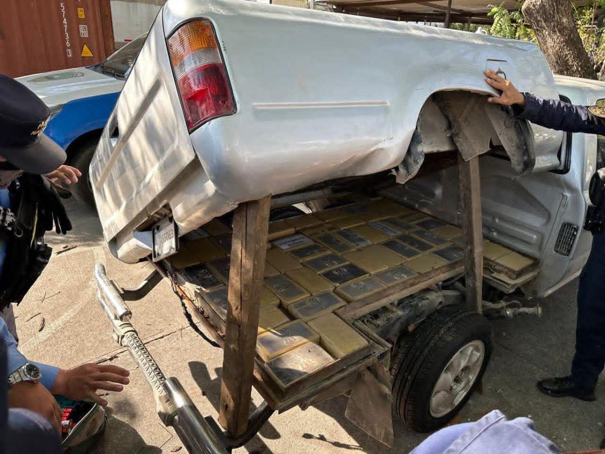 Más de 80 paquetes de supuesta cocaína: así los descubrieron ocultos en un pickup