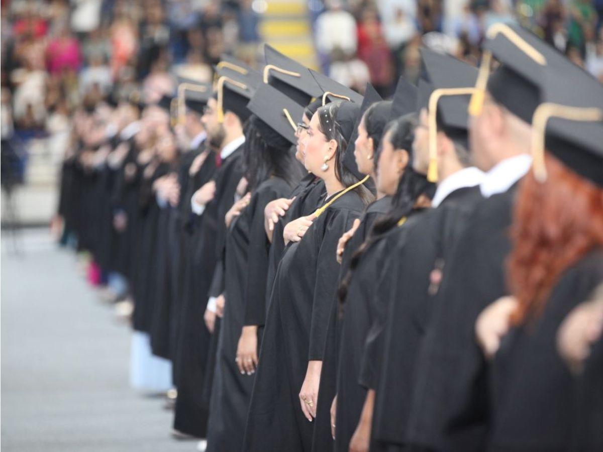 Celebraciones emotivas, orgullo y esfuerzo: más de 1,500 universitarios reciben su título