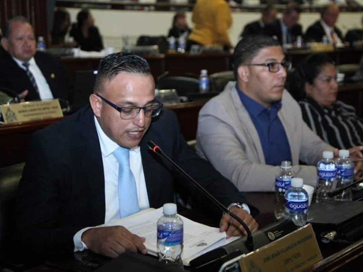 “Ya aburren”: José “Joche” Villanueva estalla ante críticas por haber sido diputado