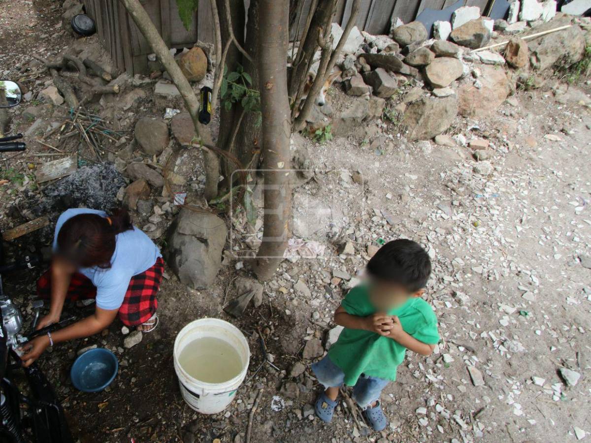 Sin tubería, familias capitalinas pagan hasta L250 para poder tener agua en su casa