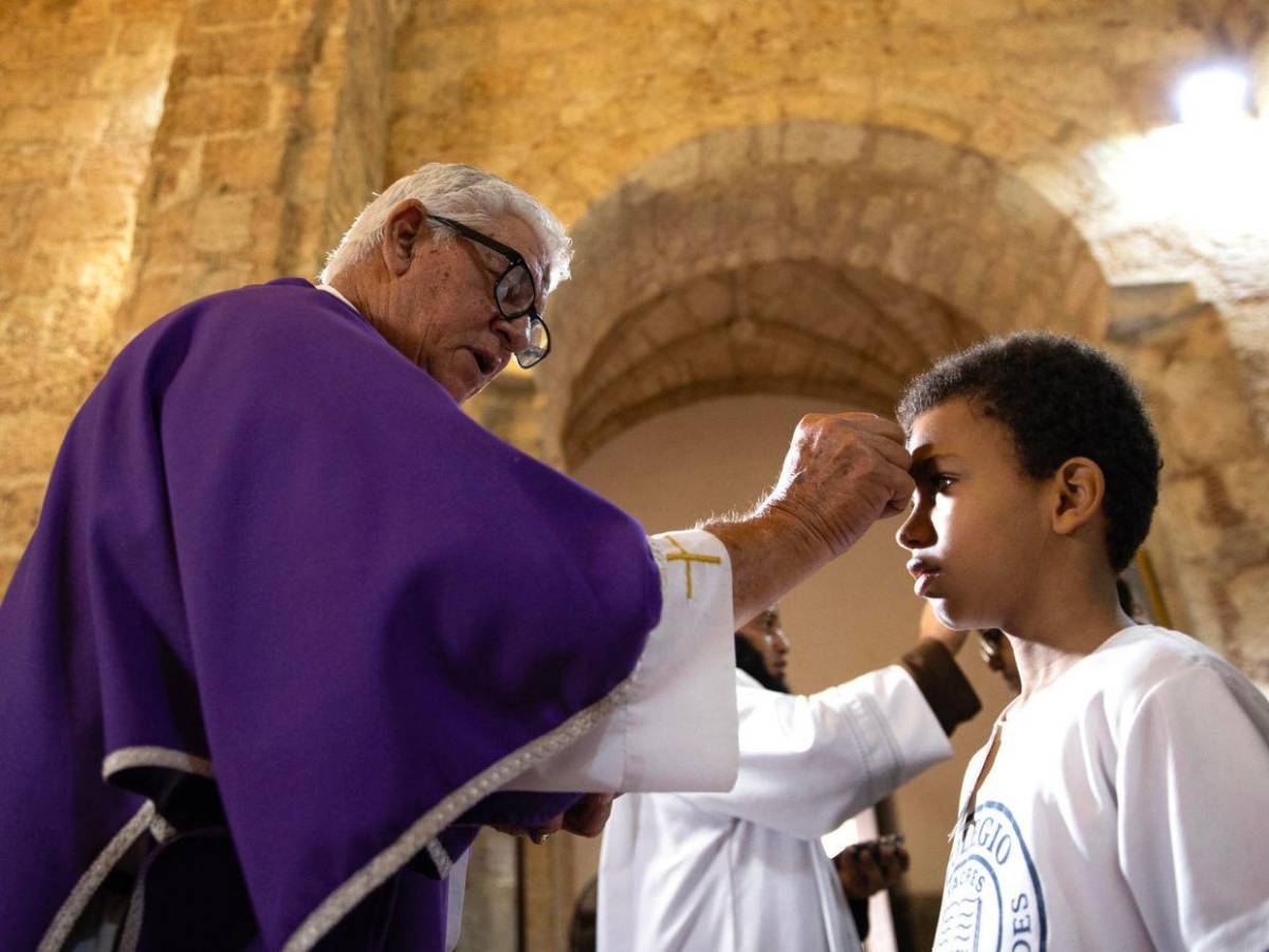 Miércoles de Ceniza congrega a centenares de fieles en Honduras y otros países