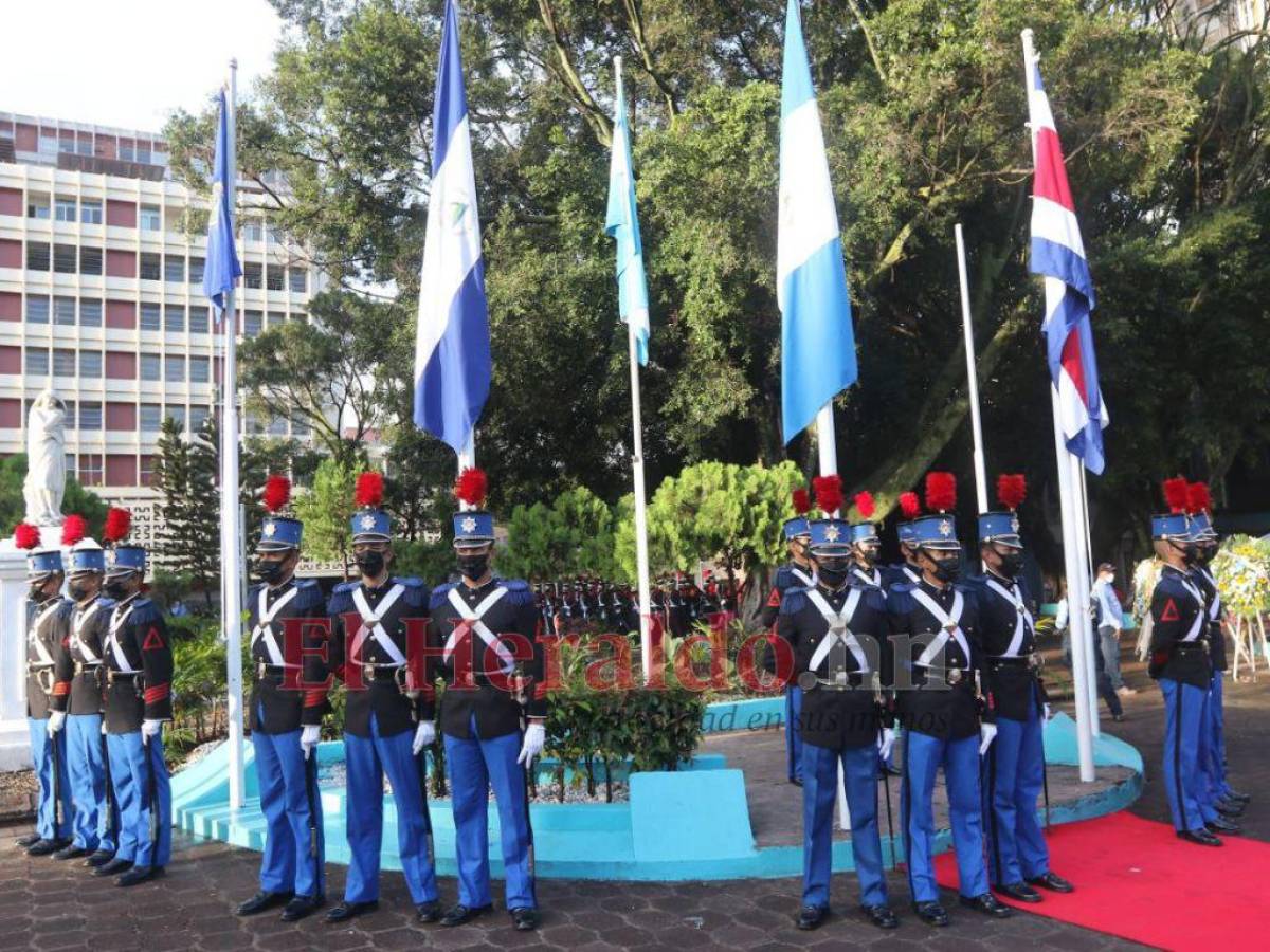 Cadetes resguardaron las banderas centroamericanas en la plaza.