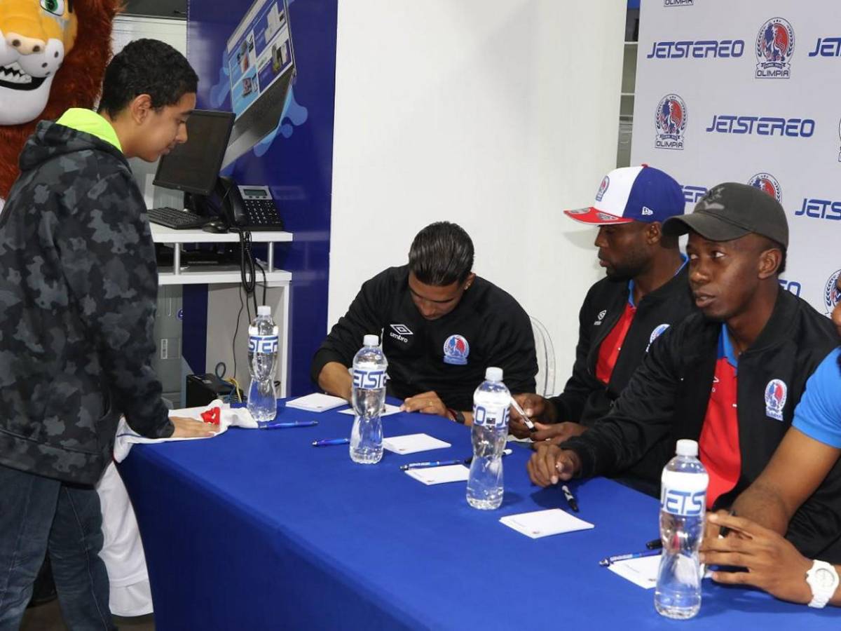Autógrafos, fotos y trofeos: una tarde inolvidable con el Olimpia