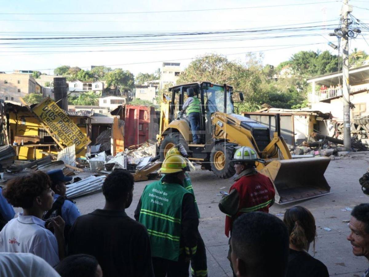 Retiran escombros y quitan volqueta de la zona del accidente en Villa Nueva