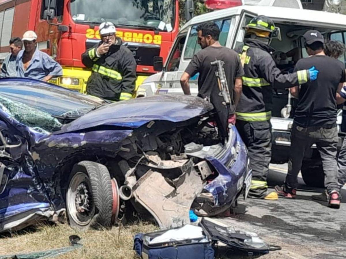 Las imágenes del accidente de dos vehículos en Valle de Ángeles; hay 6 heridos