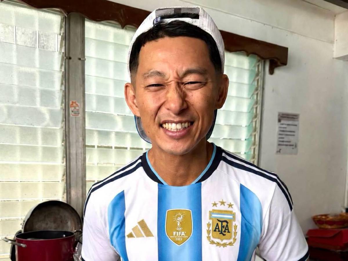 Carlos Espina sorprende a Shin Fujiyama con impresionante regalo: Lo que le dio en pleno Mundial