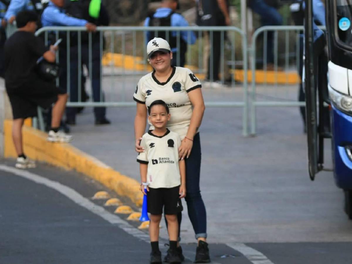 Olimpia vs Mixco: Lindas chicas, barra Ultra Fiel deslumbra y el ambiente en duelo de Copa Centroamericana