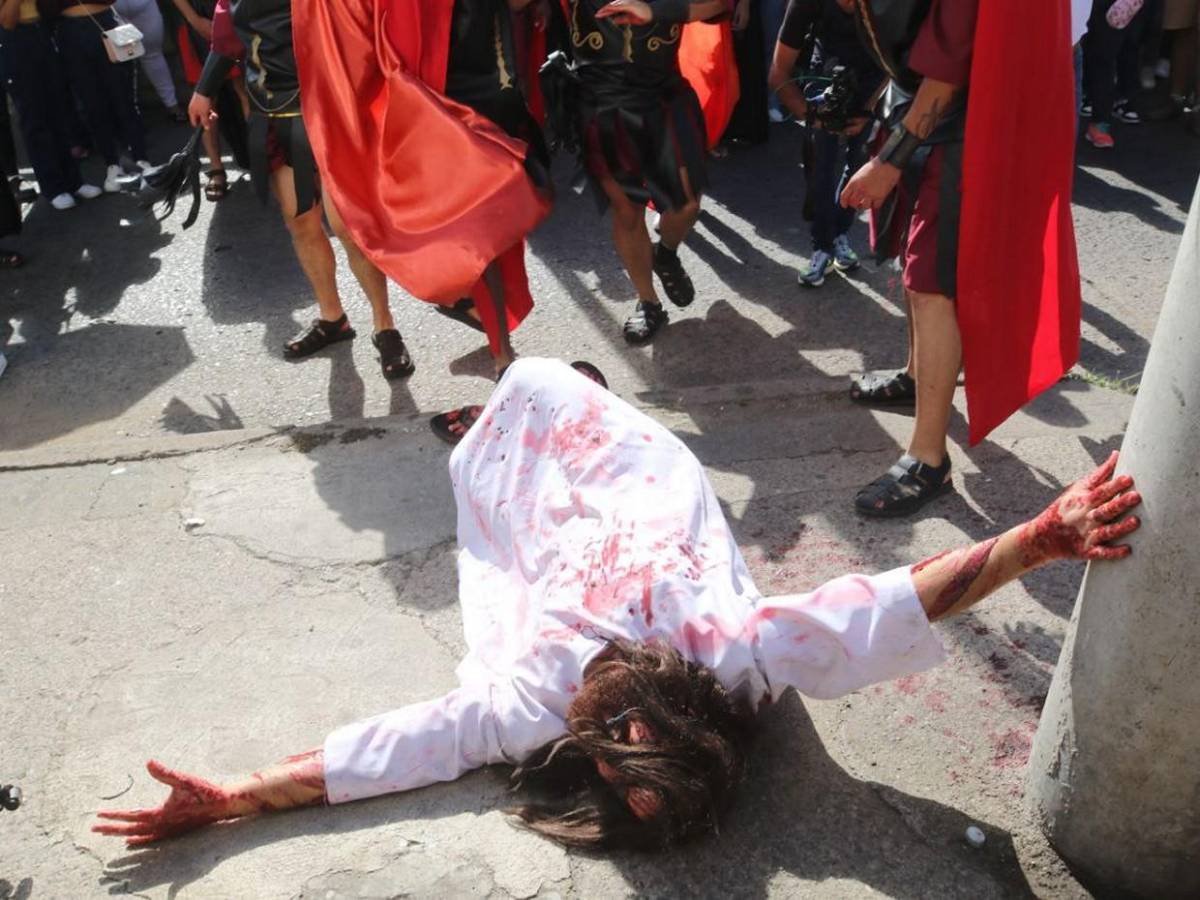 Los momentos más dramáticos representados en el Vía Crucis 2025 Los momentos más dramáticos representados en el Vía Crucis 2025