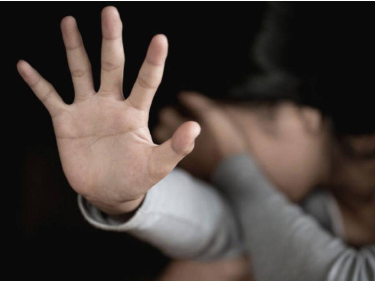 Así te quería agarrar: Mujer fue detenida y abusada en su celda; vinculan a cuatro policías