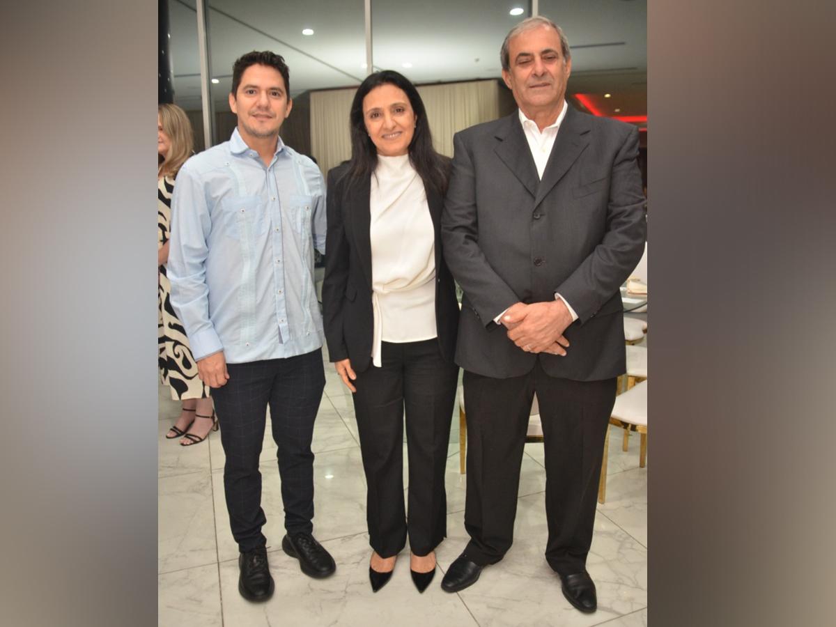 <i>Walter Pablo Hernández con Ellen y Karim Qubain.</i>