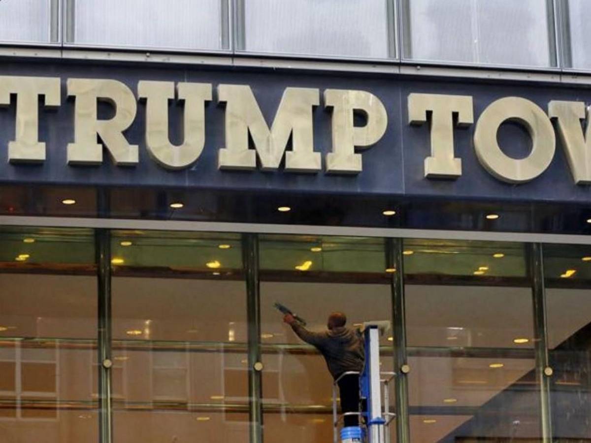 De monedas hasta pasaportes: la obsesión de Trump por plasmar su imagen