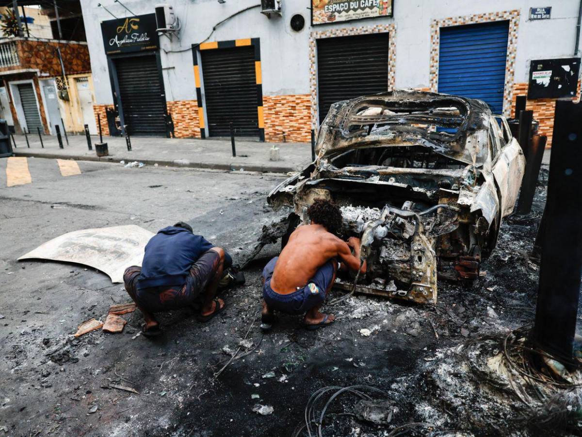 Pasaron la noche rescatando cadáveres en Río de Janeiro: así fue la operación policial más letal de la historia