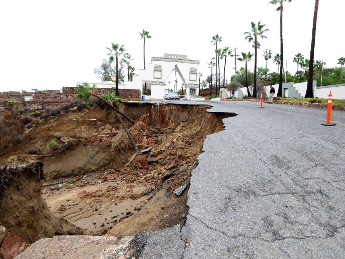 Ciclón Rachel azota Baja California con lluvias y continúa su avance hacia EE UU