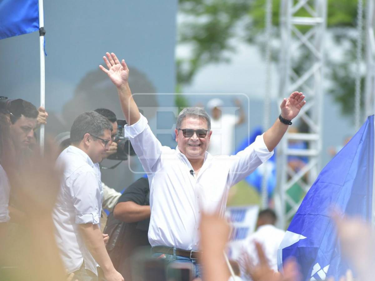 Abarrotado Toncontín por simpatizantes en recibimiento a Juan Orlando Hernández