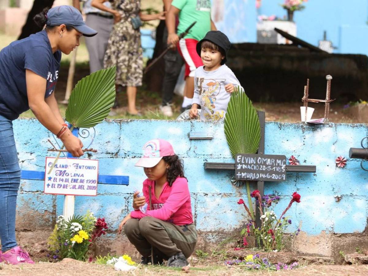 Flores y recuerdos: capitalinos coronan a sus difuntos en el Cementerio General
