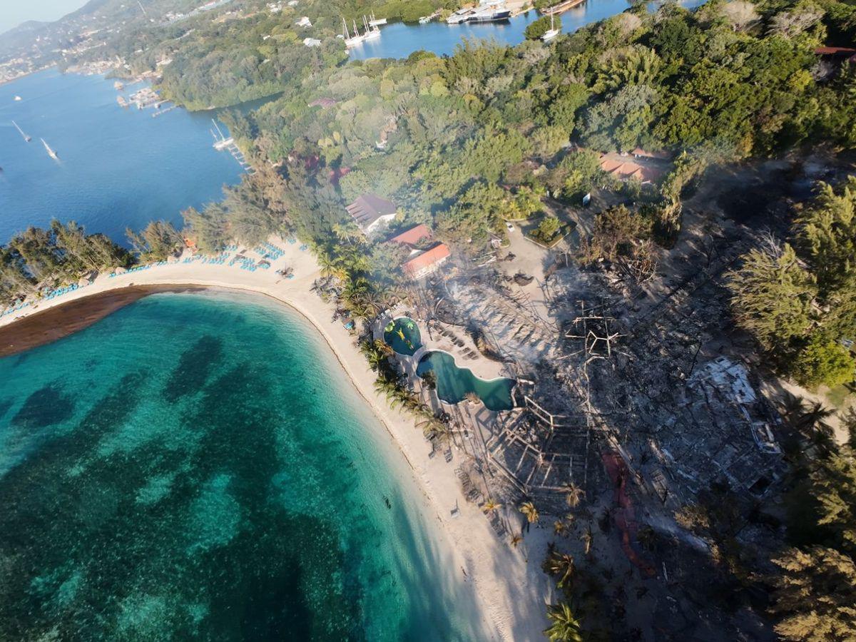 FOTOS: En medio de escombros queda famoso hotel de Roatán tras incendio