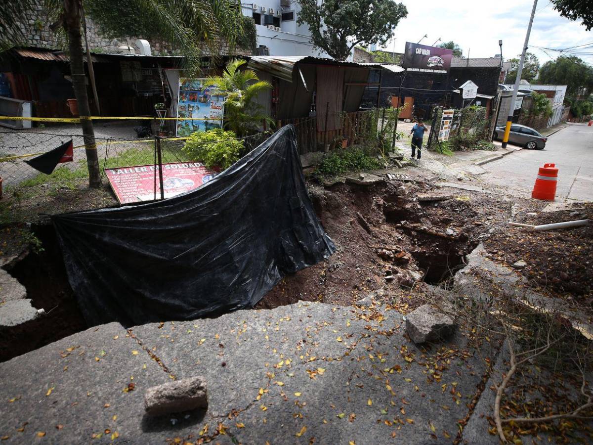Socavones ponen en riesgo conductores y vecinos en distintos puntos de la capital