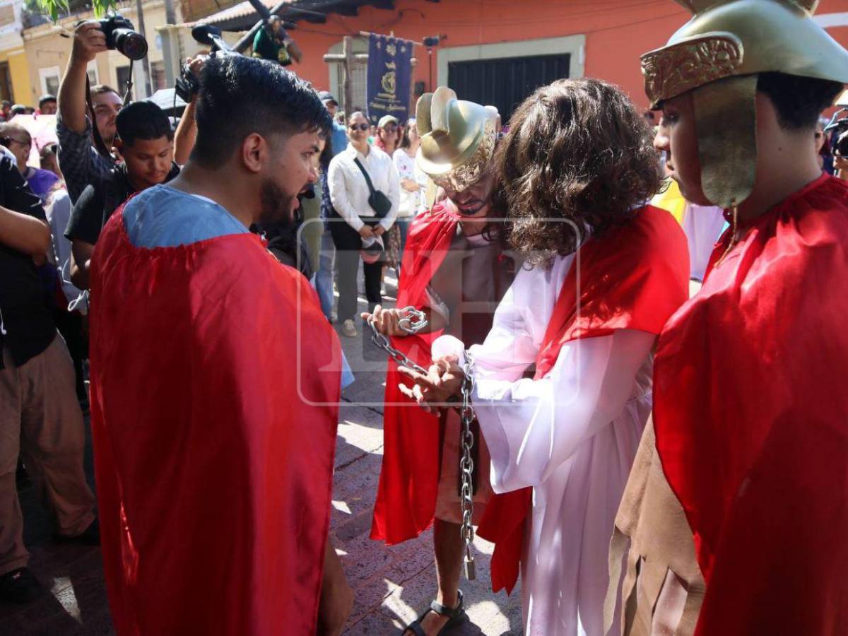 Desde su condena hasta su muerte: así se recorrieron las 14 estaciones del viacrucis