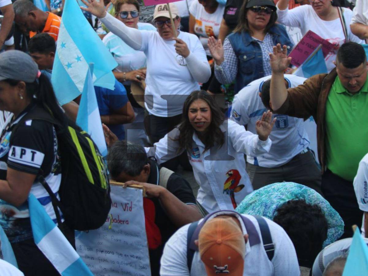 Con oraciones, cánticos y lágrimas finaliza la caminata de las iglesias en Tegucigalpa