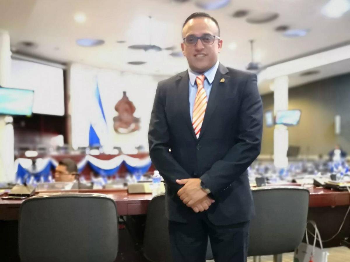 “Ya aburren”: José “Joche” Villanueva estalla ante críticas por haber sido diputado