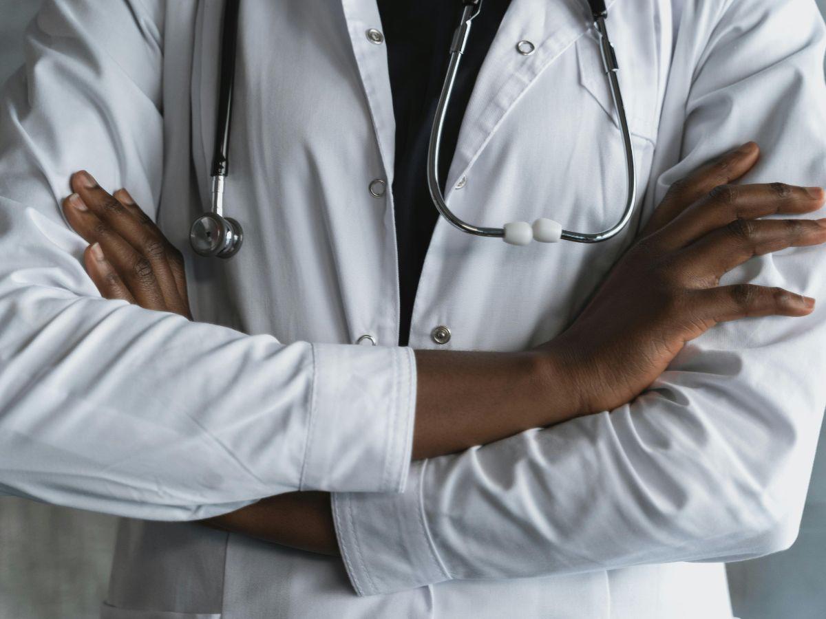 La niña llegó en busca de ayuda al centro de salud: Por agresiones sexuales condenan a doctor