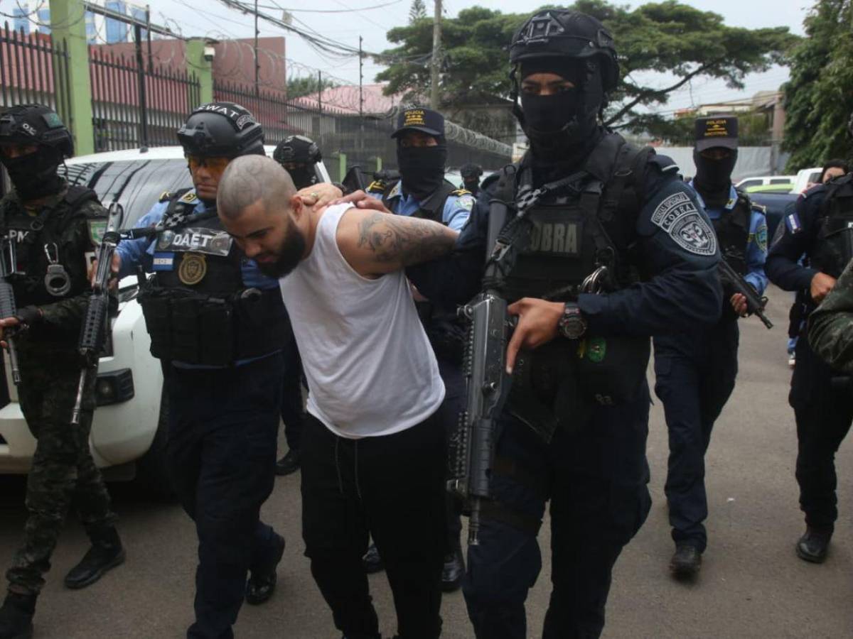 Con tatuajes de la Pandilla 18 en la cabeza y el rostro: “Atrevido” y “Cachorro”, capturados en Tegucigalpa
