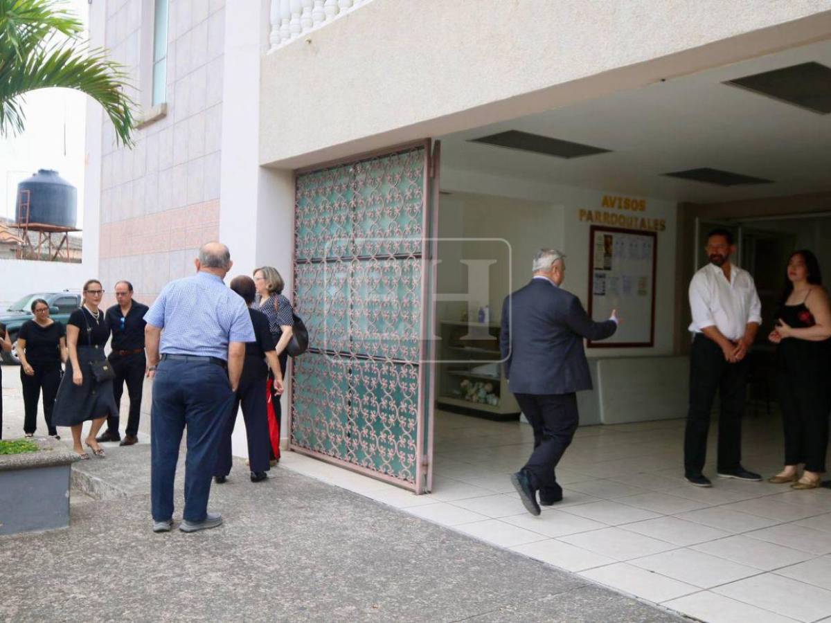 Entre lágrimas y flores, familiares despiden a la chef Sandra Díaz del Valle