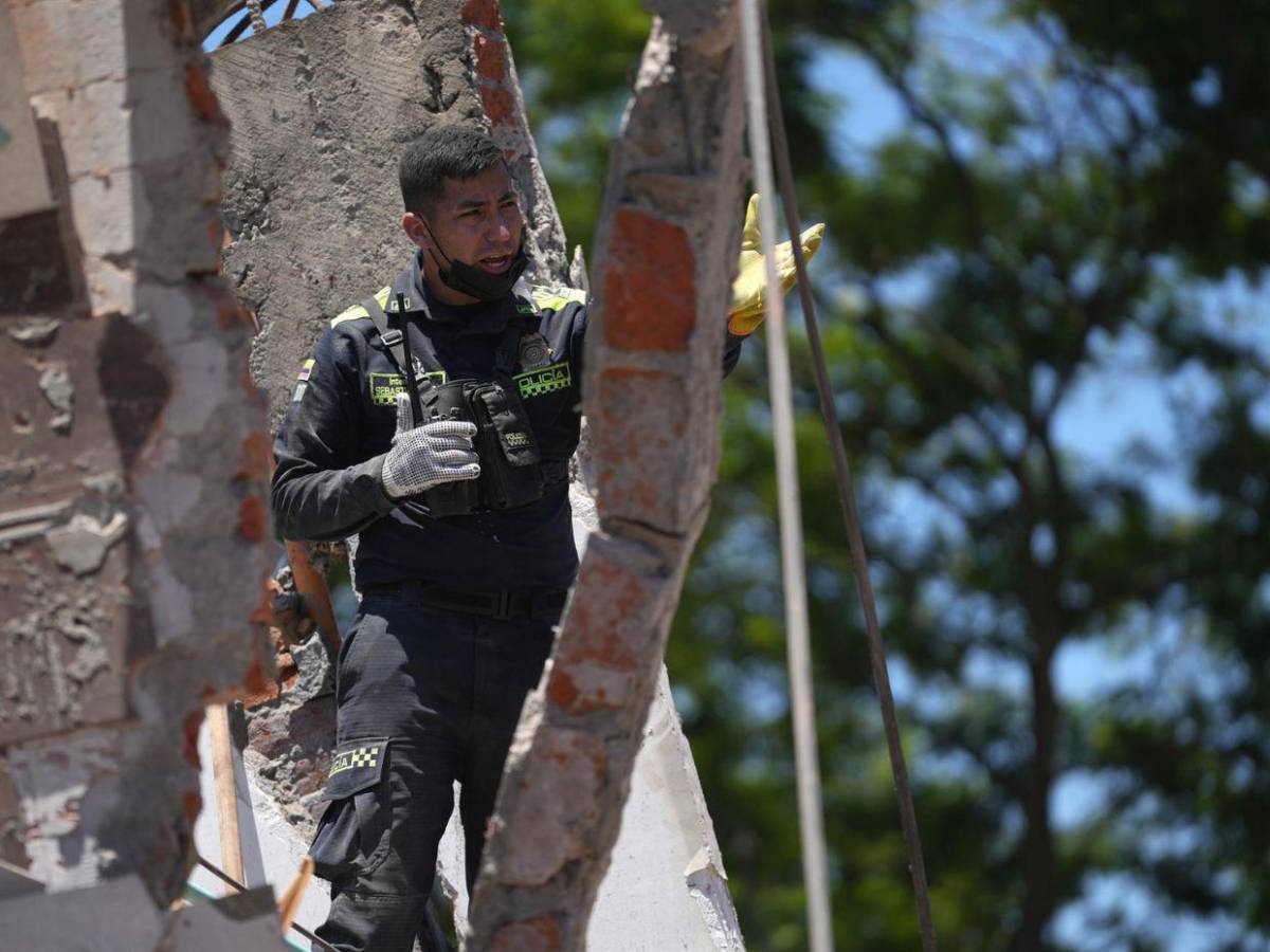 Halló la casa deshecha: Madre busca a su hijo entre escombros tras terremoto que sacudió a Colombia