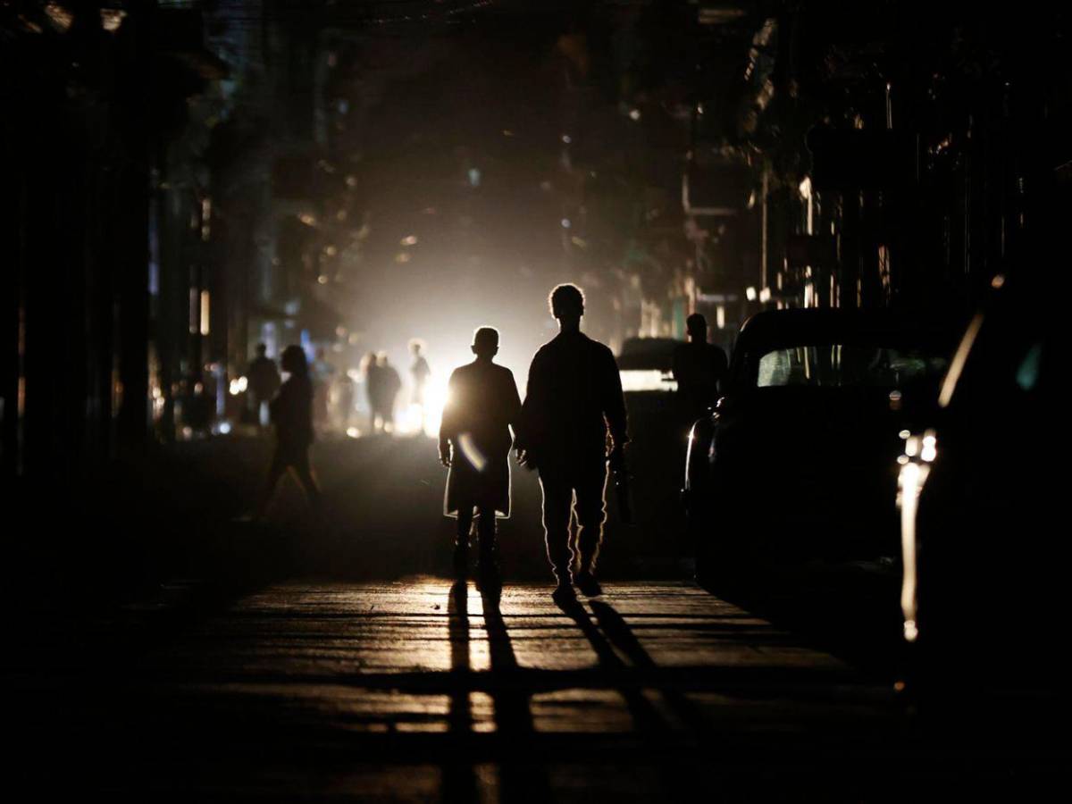 Cuba, tras 16 horas en apagón total, da primeros pasos para recuperar la luz