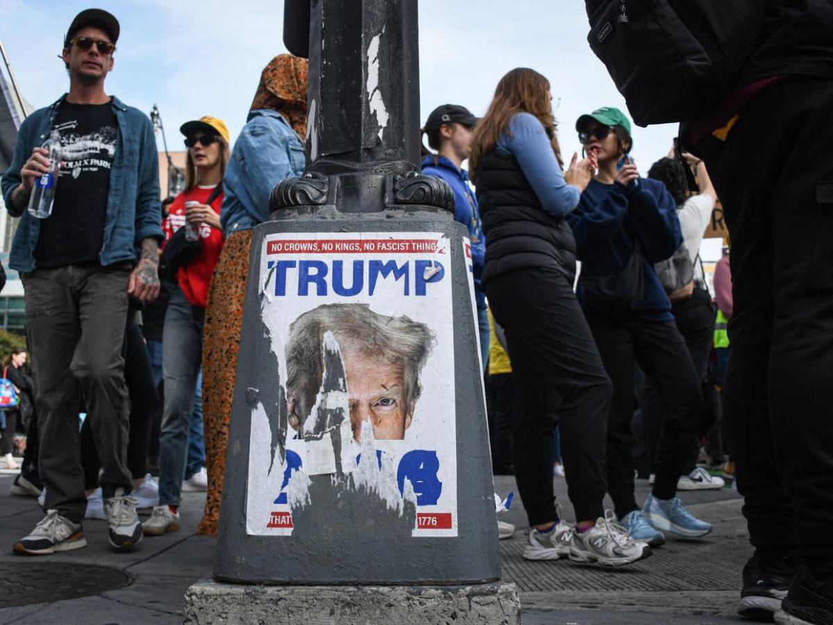 Miles de personas en todo EE.UU. protestan contra Trump: No queremos Reyes