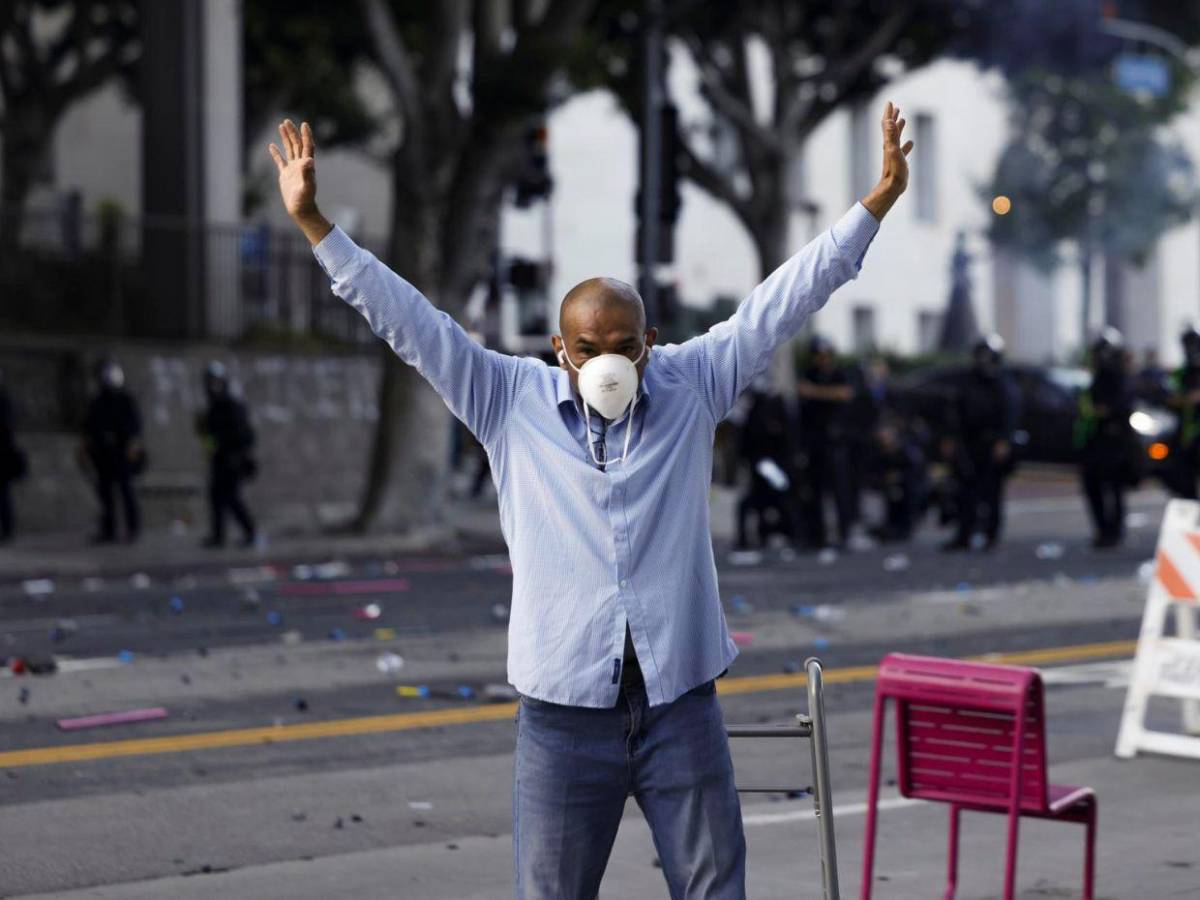 La comunidad de Los Ángeles se resiste a doblegar; siguen protestas