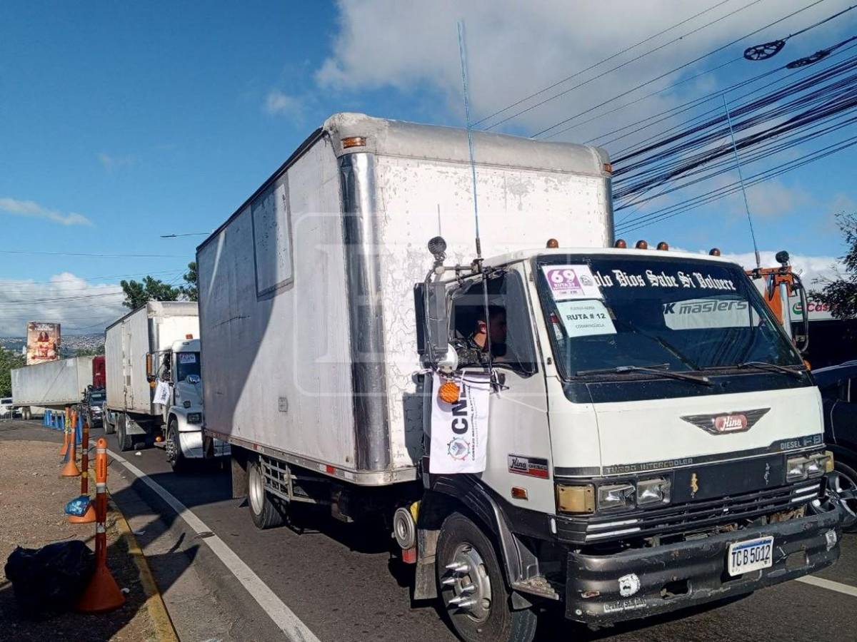 Bajo resguardo militar retornan camiones con material electoral a las bodegas del Infop