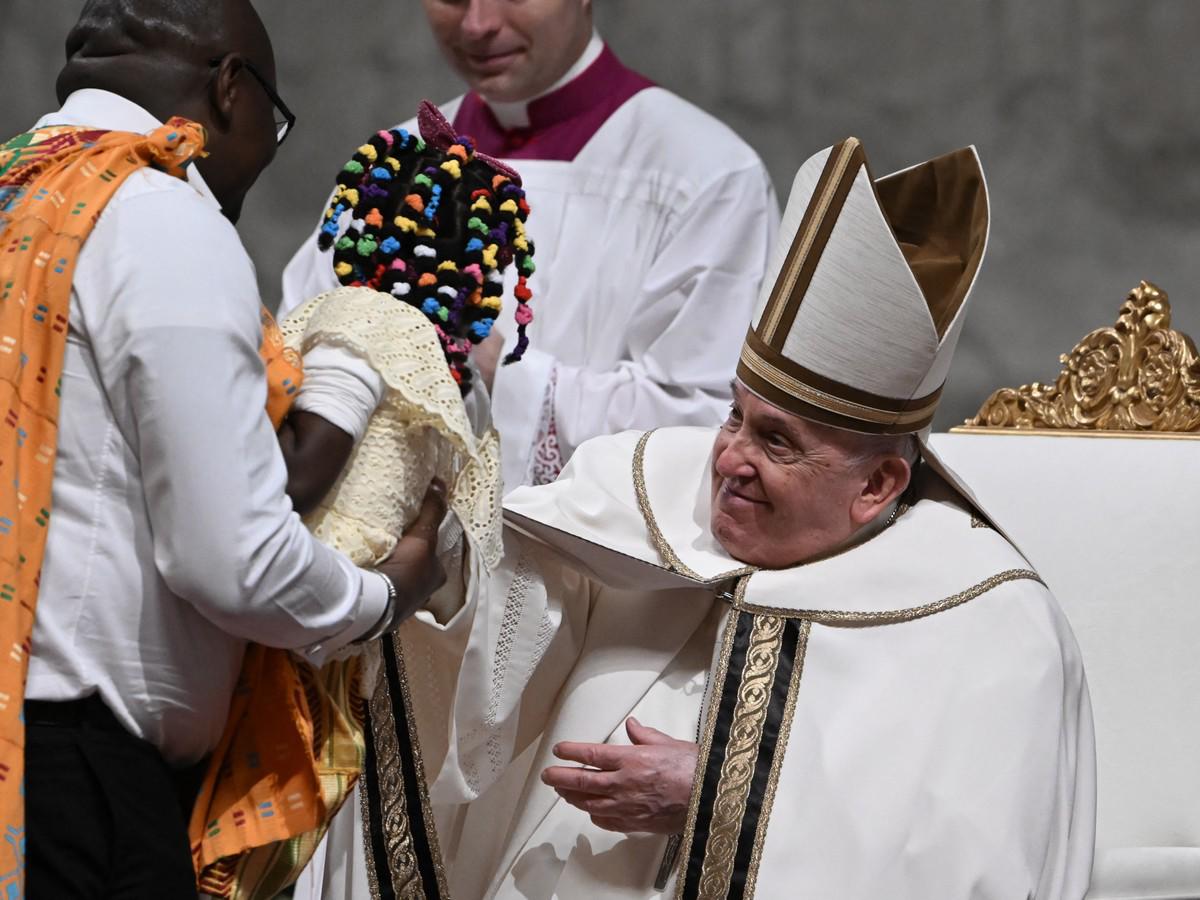 Papa Francisco saluda una niña en la tradicional Misa del Gallo.