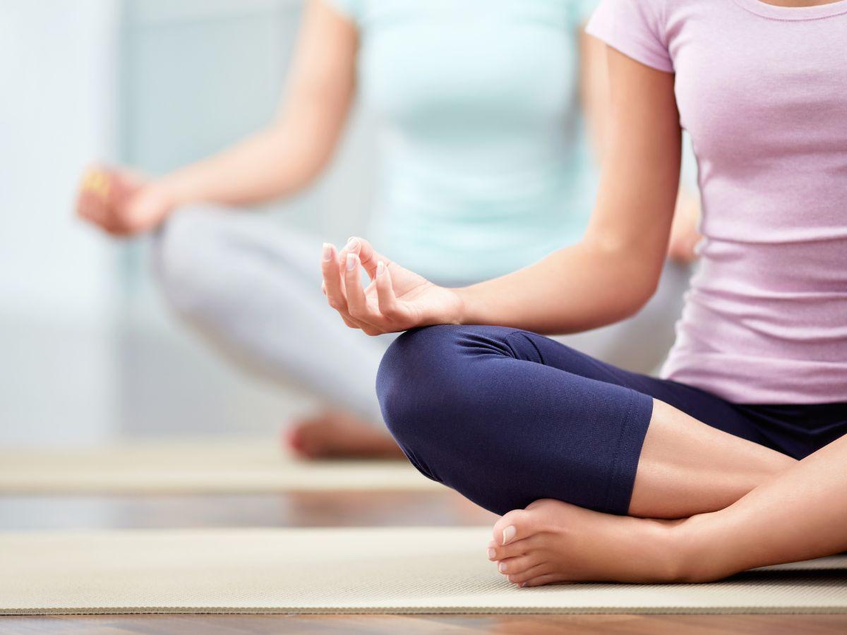El yoga ayuda a flexibilizar todo el cuerpo, a relajarse y sirve como terapia contra el estrés.
