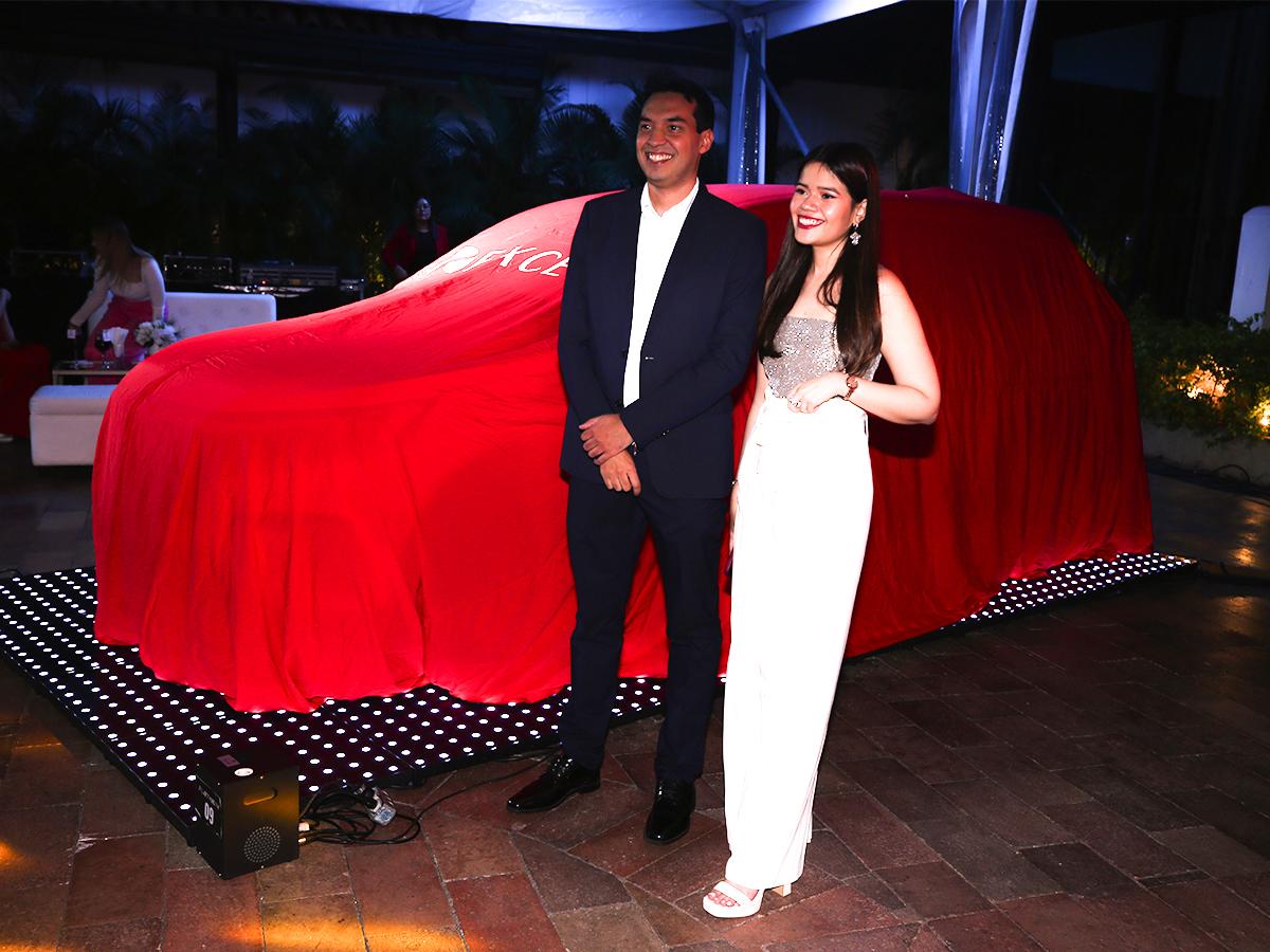 Gerente de Mercadeo, Lic. Hugo Flores junto a la gerente de Marca de Honda, Alejandra Figueroa en el lanzamiento de la nueva Honda BR-V 2024.