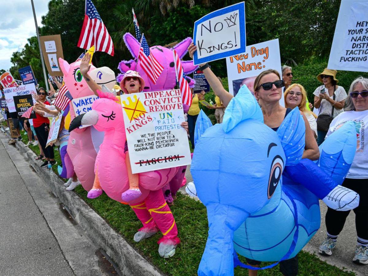 Miles de personas en todo EE.UU. protestan contra Trump: No queremos Reyes
