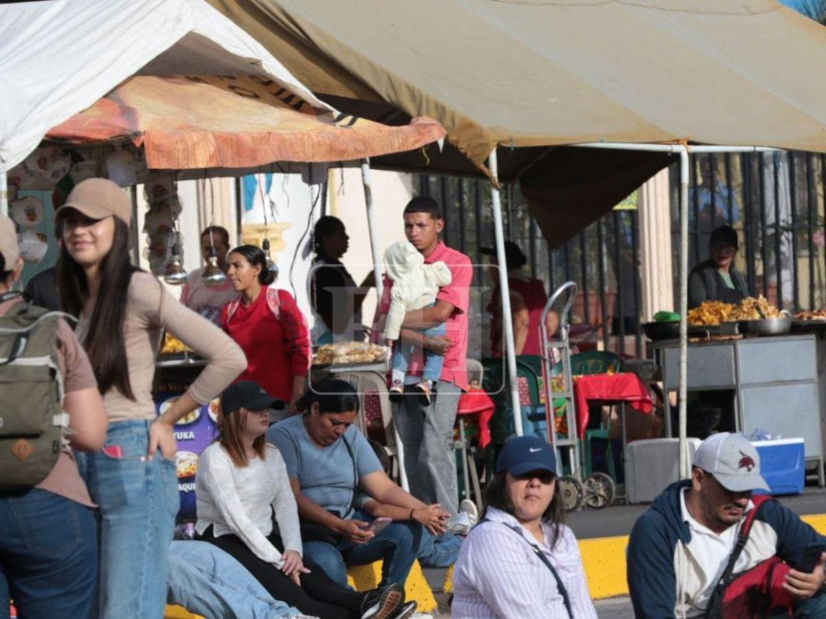 Emprendedores aprovechan los desfiles patrios para llevar sabor y color a las calles