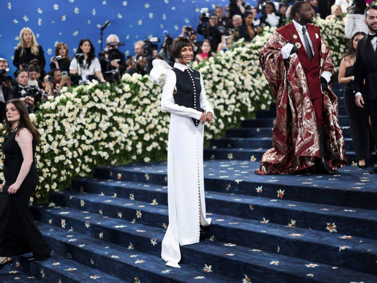 Zoe Saldaña impone estilo en la Met Gala 2025 con diseño bordado y nuevo look