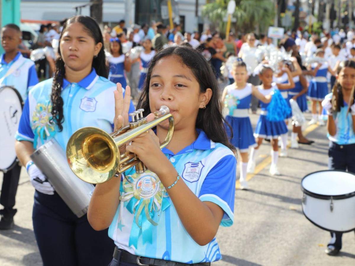 Los pequeñines que dan la milla extra también llenan de orgullo y excelencia los desfiles