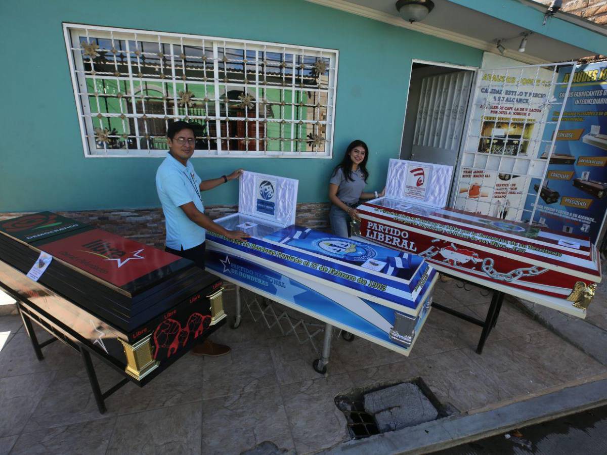 Ataúdes elaborados con diseños de emblemas de partidos políticos