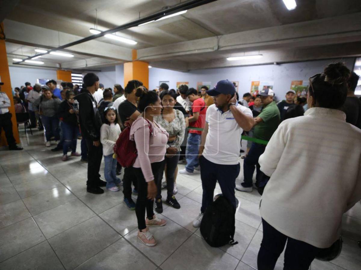 A contrarreloj, hondureños abarrotan el RNP para reclamar su DNI a horas de las elecciones
