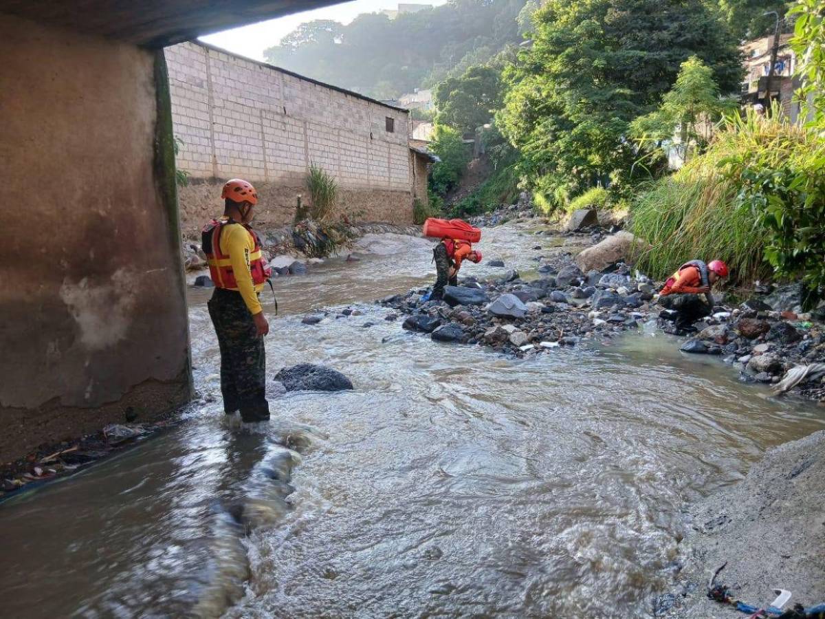 Así fue el dramático hallazgo de uno de los niños arrastrados por quebrada en la Cantarero López