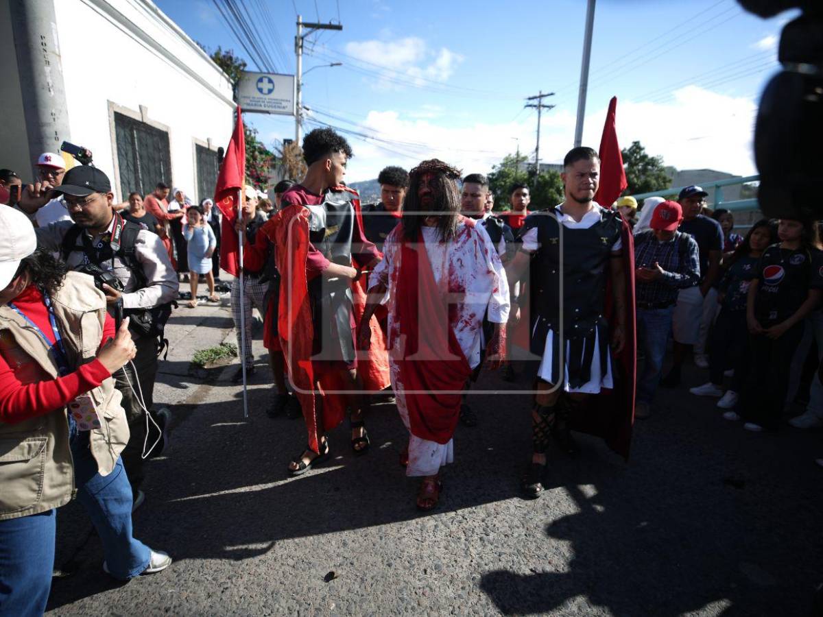 Fue azotado, humillado y obligado a cargar su cruz: feligreses dramatizan el viacrucis